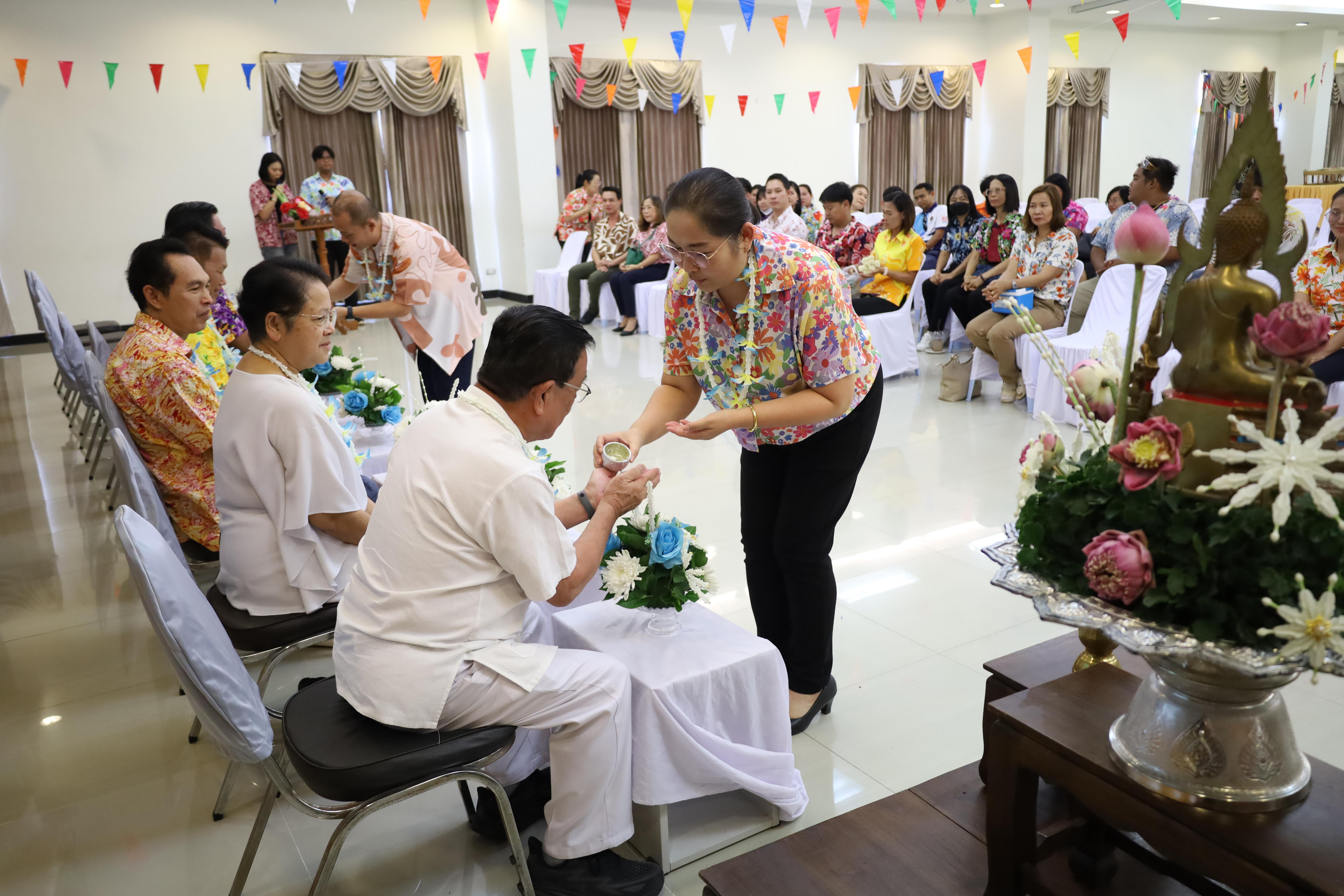 243. วันที่ 26 เมษายน 2568 สาขาการบริหารการศึกษา ได้จัดกิจกรรมรดน้ำดำหัวคณาจารย์ระดับบัณฑิตศึกษา ประจำสาขาการบริหารการศึกษา ณ ห้องประชุมครุร่มสัก 1 ชั้น 3 อาคารคณะครุศาสตร์